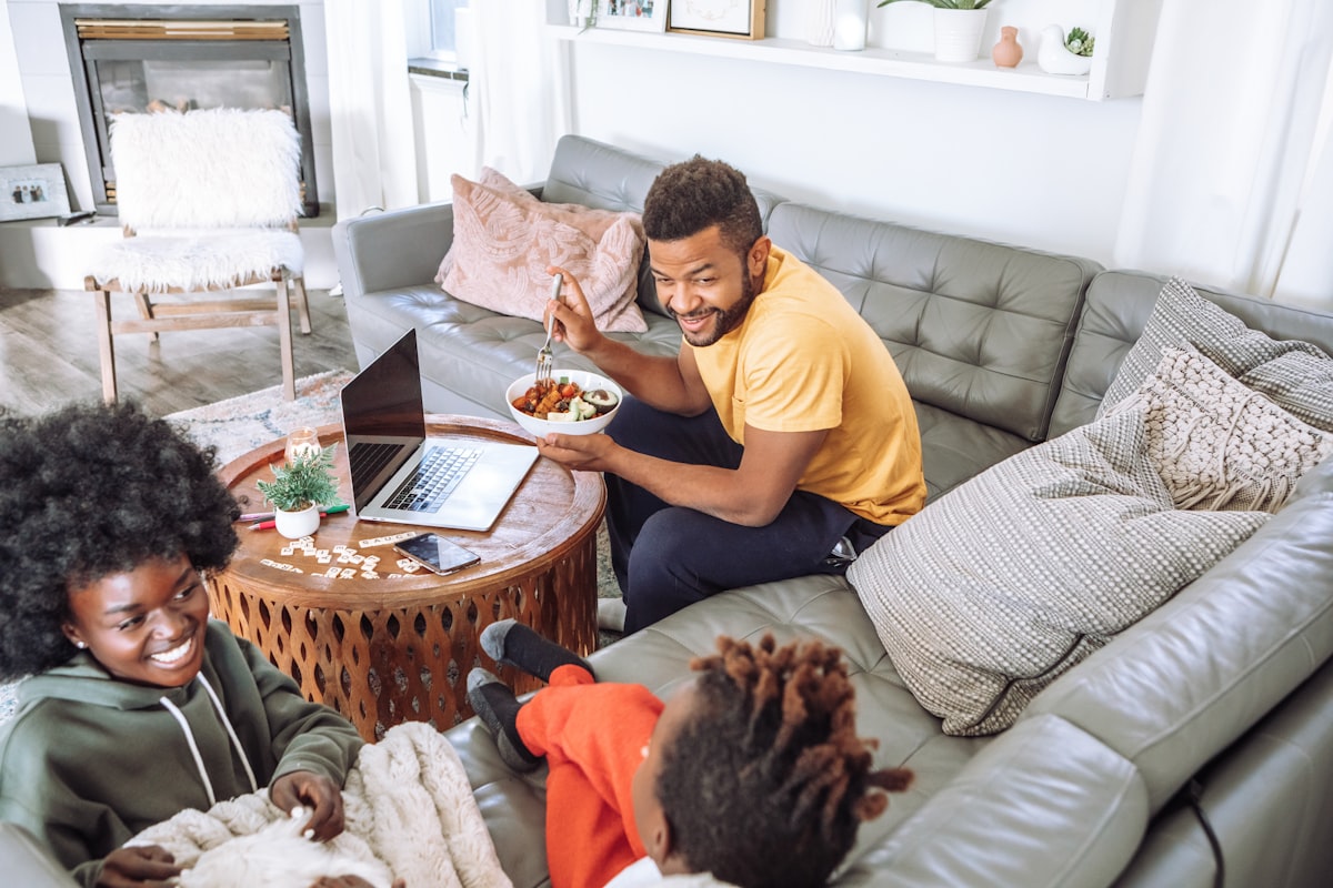 Glückliche Familie beim gesunden Essen